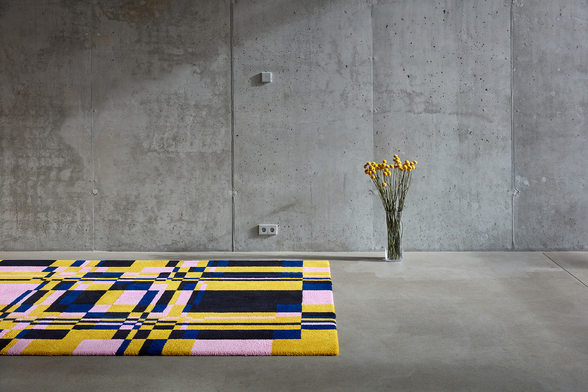 Moderner Teppich aus Wolle im gelb rosa schwarz blauem Design